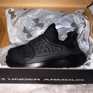 NWT- Under Armour Boys Runplay Sneakers- Black 5K